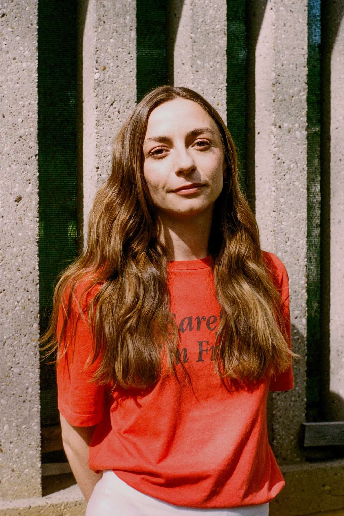 Julia Edtmeier stehend im Porträt